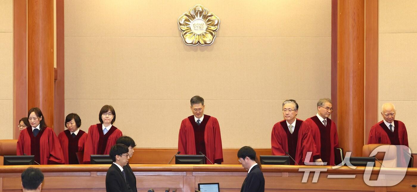 문형배 헌법재판소장 권한대행&#40;가운데&#41;을 비롯한 재판관들이 14일 오후 윤석열 대통령 탄핵심판의 첫 변론기일을 진행하기 위해 서울 종로구 헌법재판소 심판정에 들어서고 있다. &#40;공동취재&#41; 2025.1.14/뉴스1 ⓒ News1 김명섭 기자