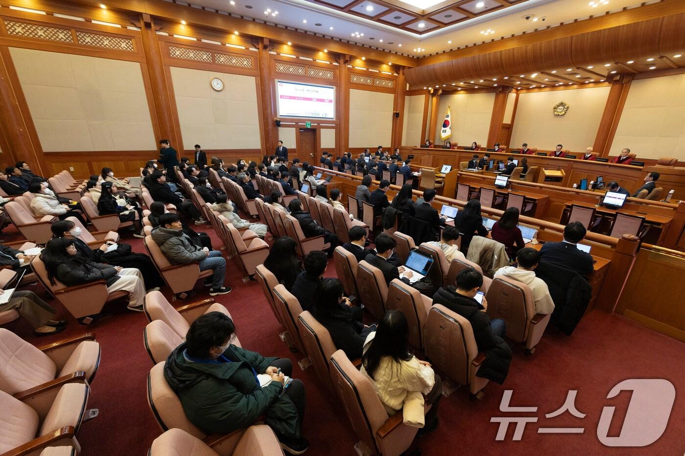 본문 이미지 - 윤석열 대통령 탄핵심판 사건의 첫 변론기일인 14일 오후 서울 종로구 헌법재판소 대심판정에서 첫 변론기일 변론이 시작되고 있다. (공동취재) 2025.1.14/뉴스1 ⓒ News1 김명섭 기자