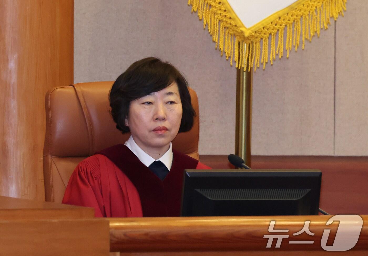 본문 이미지 - 윤석열 대통령 탄핵 심판의 첫 변론기일인 14일 오후 서울 종로구 헌법재판소에서 정계선 헌법재판소 재판관이 앉아있다. 정 재판관은 윤 대통령 측으로부터 기피신청을 받았다. (공동취재) 2025.1.14/뉴스1 ⓒ News1 김명섭 기자