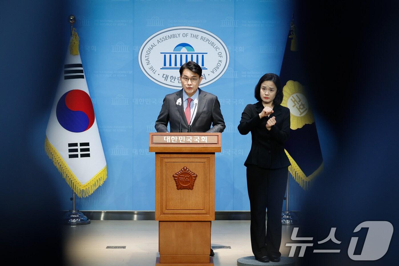 본문 이미지 - 윤상현 국민의힘 의원이 14일 서울 여의도 국회 소통관에서 공수처를 향해 윤석열 대통령에 대한 체포영장 집행을 중단하고 내란죄 수사에서 손떼라며 기자회견을 하고 있다. 2025.1.14/뉴스1 ⓒ News1 안은나 기자