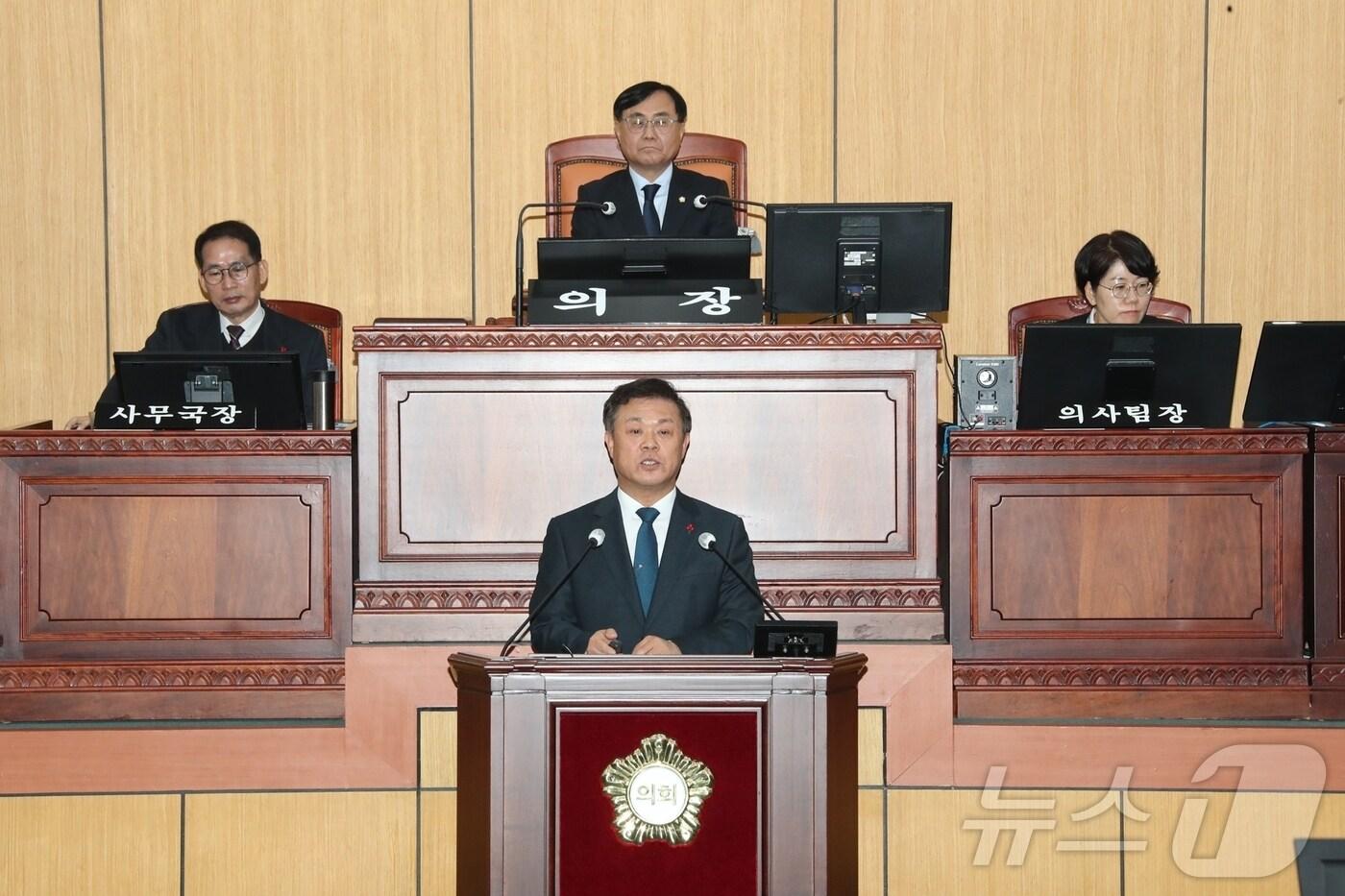 이학수 전북자치도 정읍시장이 14일 열린 제301회 정읍시의회 임시회에서 올해 시정계획을 발표하고 있다.(정읍시 제공)2025.1.14/뉴스1 