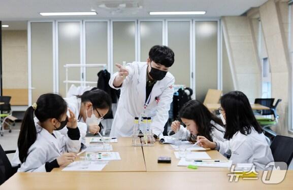 본문 이미지 - 지난해 진행한 겨울방학 어린이 과학체험교실.(광주시 제공)/뉴스1 