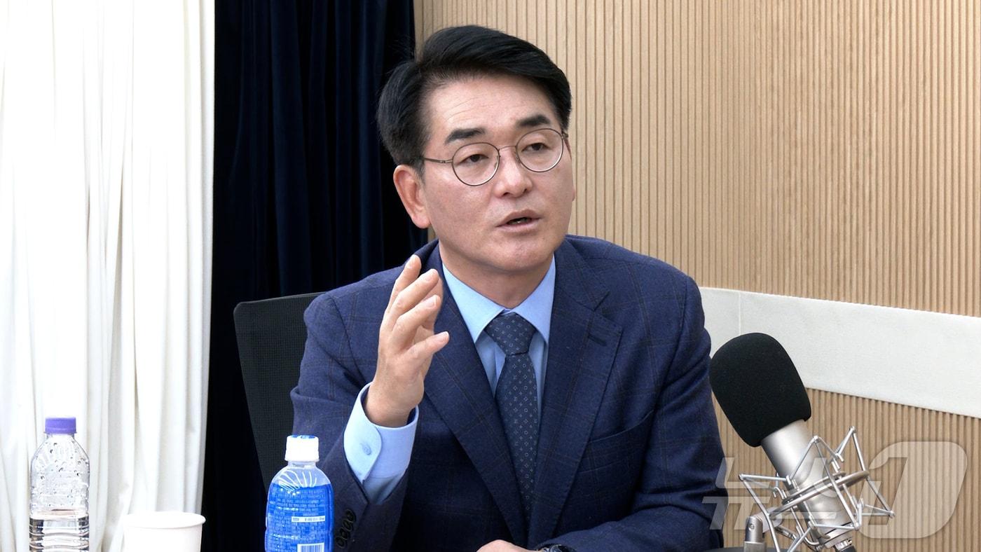 박용진 전 더불어민주당 의원이 14일 뉴스1TV '팩트앤뷰'에 출연해 질문에 답하고 있다.