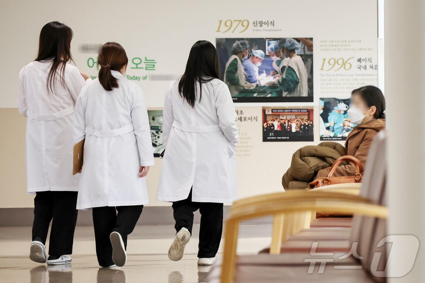 보건복지부가 14일 사직 전공의 복귀를 위해 9220명 규모의 레지던트 모집 공고를 낸다. 레지던트는 인턴을 수료하고 전문의사가 되는 과정에 있는 의사다. 이날 서울의 한 대학병원에서 의료진이 오가고 있다. (사진은 기사 내용과 무관함) 2015.1.14/뉴스1 ⓒ News1 민경석 기자