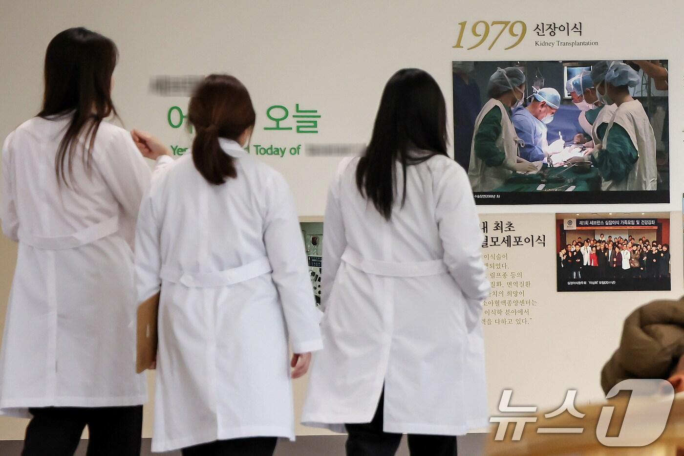 14일 서울의 한 대학병원에서 의료진이 오가고 있다. 2015.1.14/뉴스1 ⓒ News1 민경석 기자