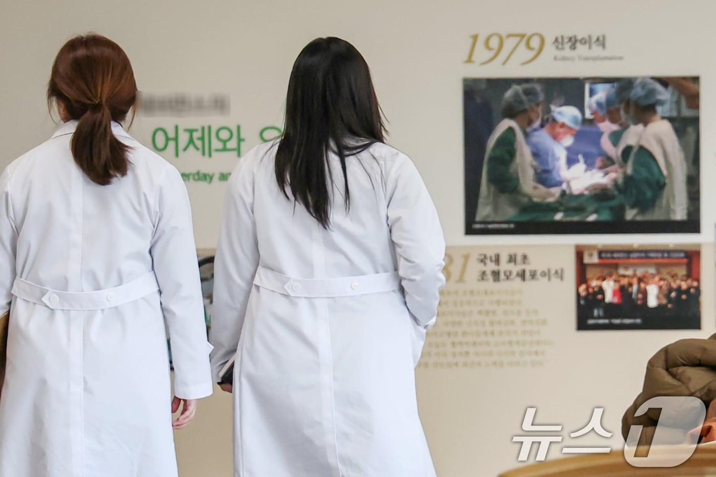 14일 서울의 한 대학병원에서 의료진이 오가고 있다. 2015.1.14/뉴스1 ⓒ News1 민경석 기자