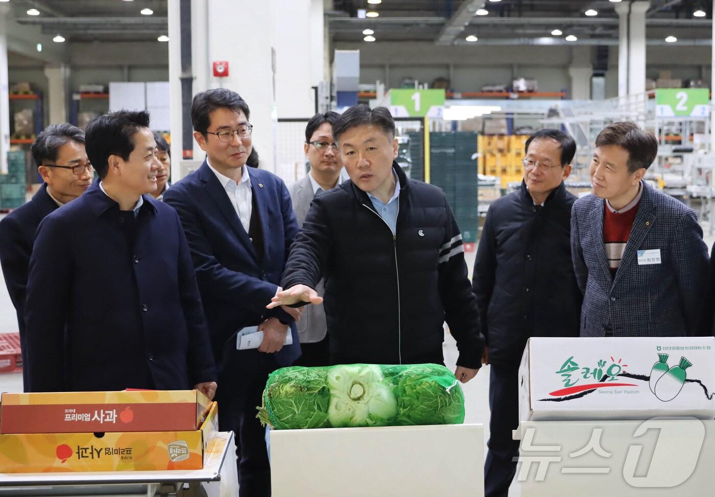 박범수 농식품부 차관(가운데)은 14일 오후 경기 안성시 소재 농협물류센터를 찾아 주요 성수품 출하 상황을 점검하고, 관계자를 격려했다. (농식품부 제공) /2025.1.14/