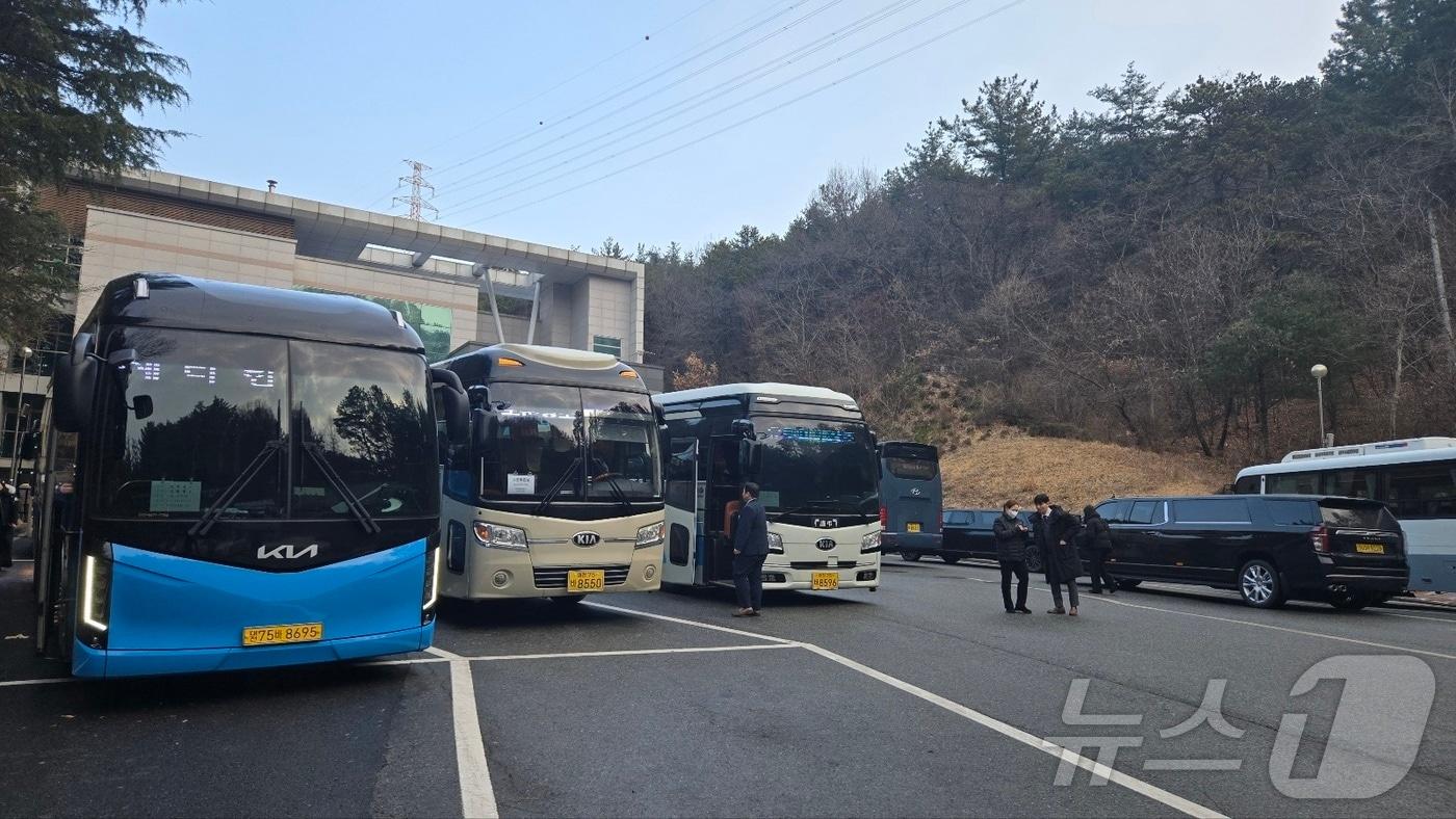 14일 오전 대전 유일의 화장장인 정수원 앞에 대형버스가 줄지어 서 있다. 2025.1.14 /뉴스1 ⓒNews1 허진실 기자 