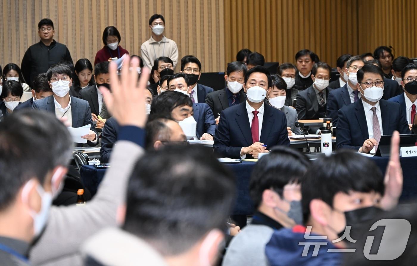 본문 이미지 - 오세훈 서울시장이 14일 서울시청 대회의실에서 열린 '규제 풀어 민생 살리기 대토론회'에서 시민 의견을 듣는 모습. (서울시 제공) 