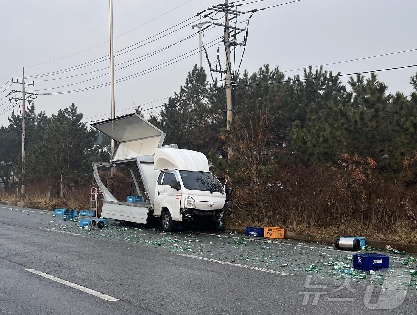 본문 이미지 - 이날 오전 8시38분쯤 인천 서구 청라동에서 20대 운전자 A 씨가 몰던 주류 유통 트럭이 가드레일을 들이받았다.&#40;인천소방본부 제공&#41;2025.1.14/뉴스1