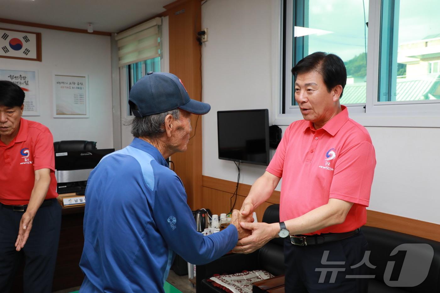 박범인 금산군수가 주민과 악수를 하고 있다. (금산군 제공)/ 뉴스1  