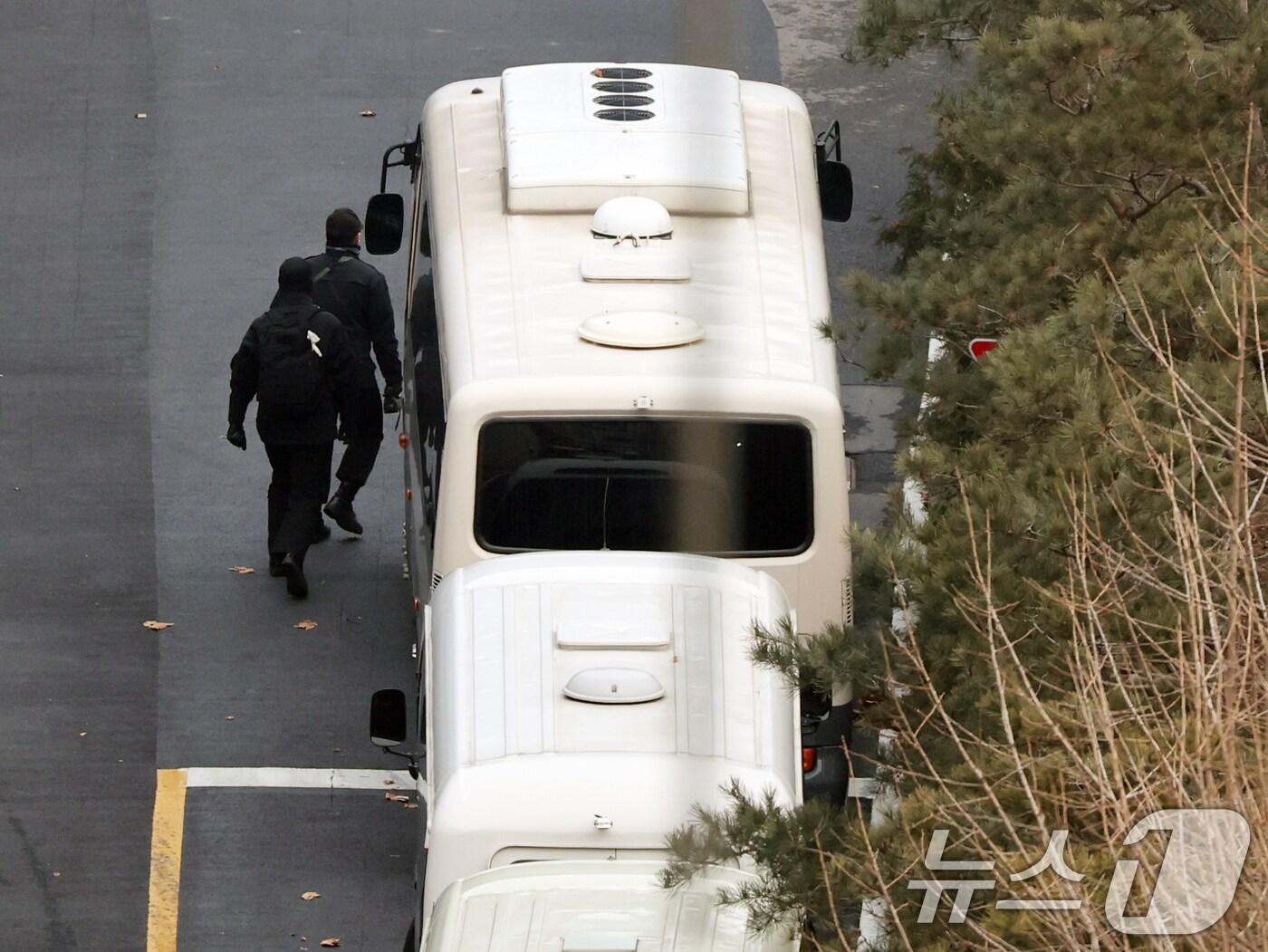 본문 이미지 - 윤석열 대통령에 대한 고위공직자범죄수사처(공수처)의 2차 체포영장 집행이 임박한 가운데 14일 서울 용산구 한남동 대통령 관저에서 경비 인원이 순찰을 하고 있다. 2025.1.14/뉴스1 ⓒ News1 황기선 기자