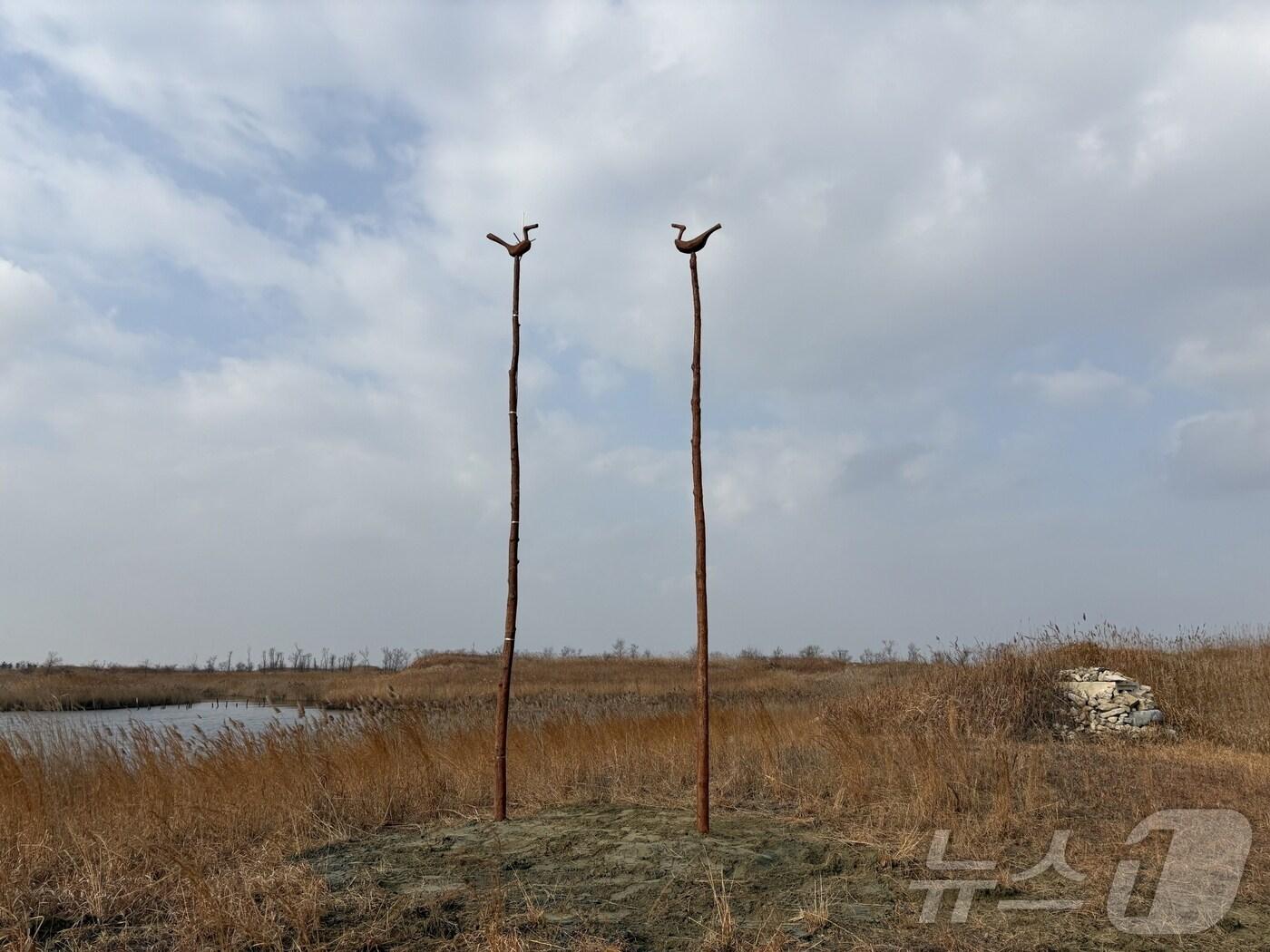 본문 이미지 -  새만금환경생태단지 내 설치된 조류 쉼터 솟대(생태단지 제공)2025.1.14/뉴스1 