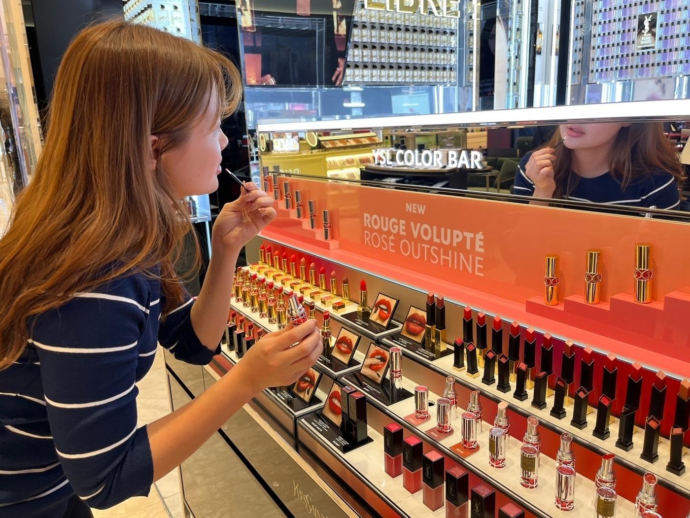 본문 이미지 - 신세계백화점은 17~27일 전 점포에서 '뷰티 기프트 페어'를 열고 특별한 팝업과 화장품 마일리지 적립 리워드 혜택으로 고객들을 맞는다.(신세계백화점제공)