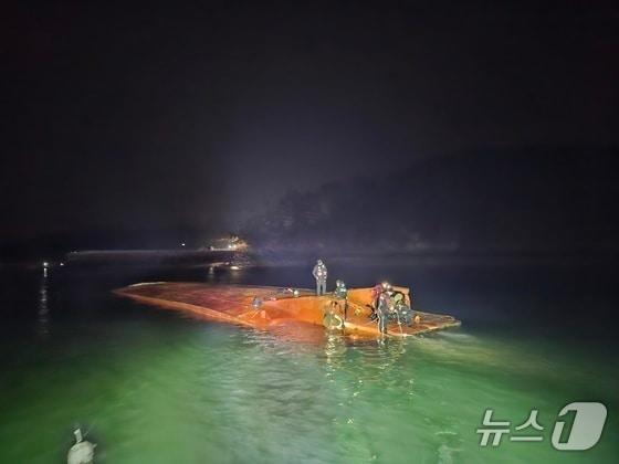본문 이미지 -  서산 고파도리 인근 선박 전복 사고 현장. &#40;태안해경 제공&#41; / 뉴스1