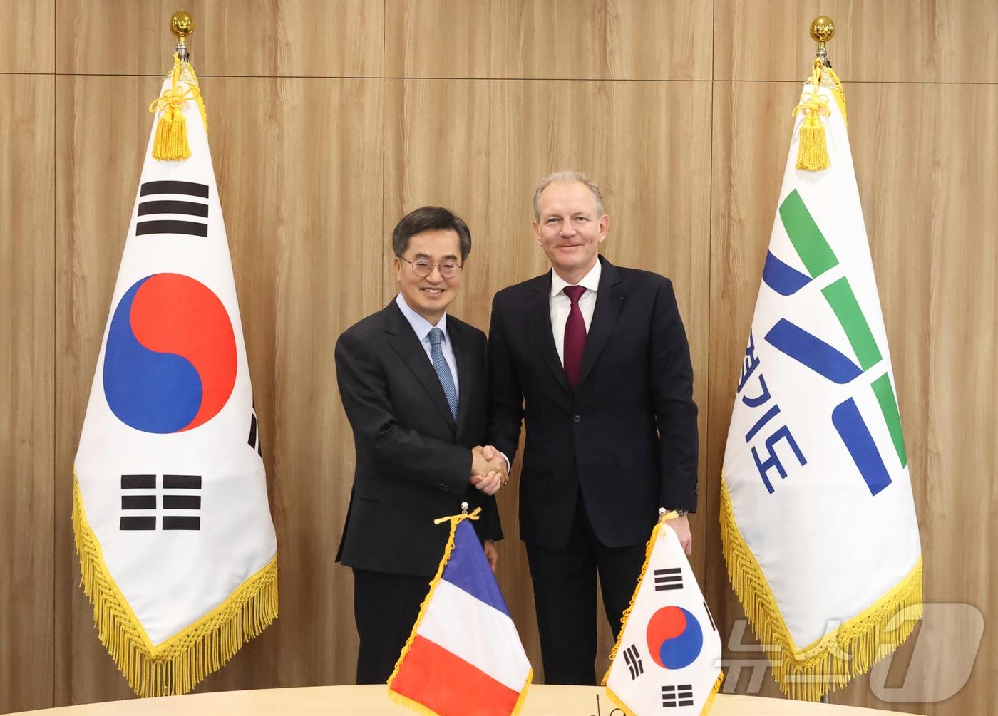 본문 이미지 - 14일 오후 김동연 경기도지사와 프랑수아 자코 에어리퀴드 회장이 경기도청 집무실에서 면담전 기념촬영을 하고있다.(경기도 제공)