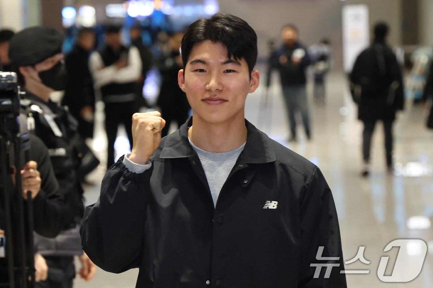 미국 메이저리그&#40;MLB&#41; LA 다저스와 계약을 맺은 내야수 김혜성이 14일 오후 인천국제공항을 통해 미국으로 출국에 앞서 포즈를 취하고 있다. 2025.1.14/뉴스1 ⓒ News1 민경석 기자