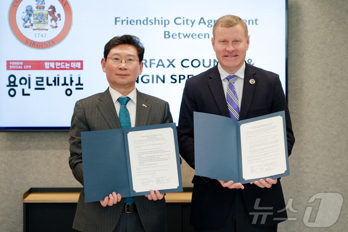 이상일 시장(왼쪽)과 제프리 맥케이 버지니아주 페어팩스 카운티 의장이 13일(현지시간) 우호교류 협약서에 서명한 뒤 기념촬영을 하고 있다.(용인시 제공)