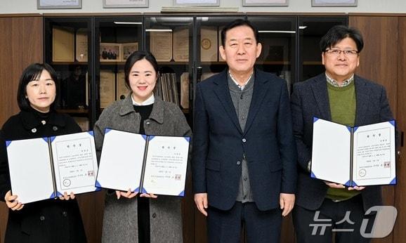 본문 이미지 - 강원 원주시시설관리공단이 지난 13일 공단 본청에서 법률 및 노무 분야 고문들을 위촉한 가운데, 조남현 공단 이사장(오른쪽 두번째)이 고문들과 기념촬영하고 있다. (원주시시설관리공단 제공) 2025.1.14/뉴스1