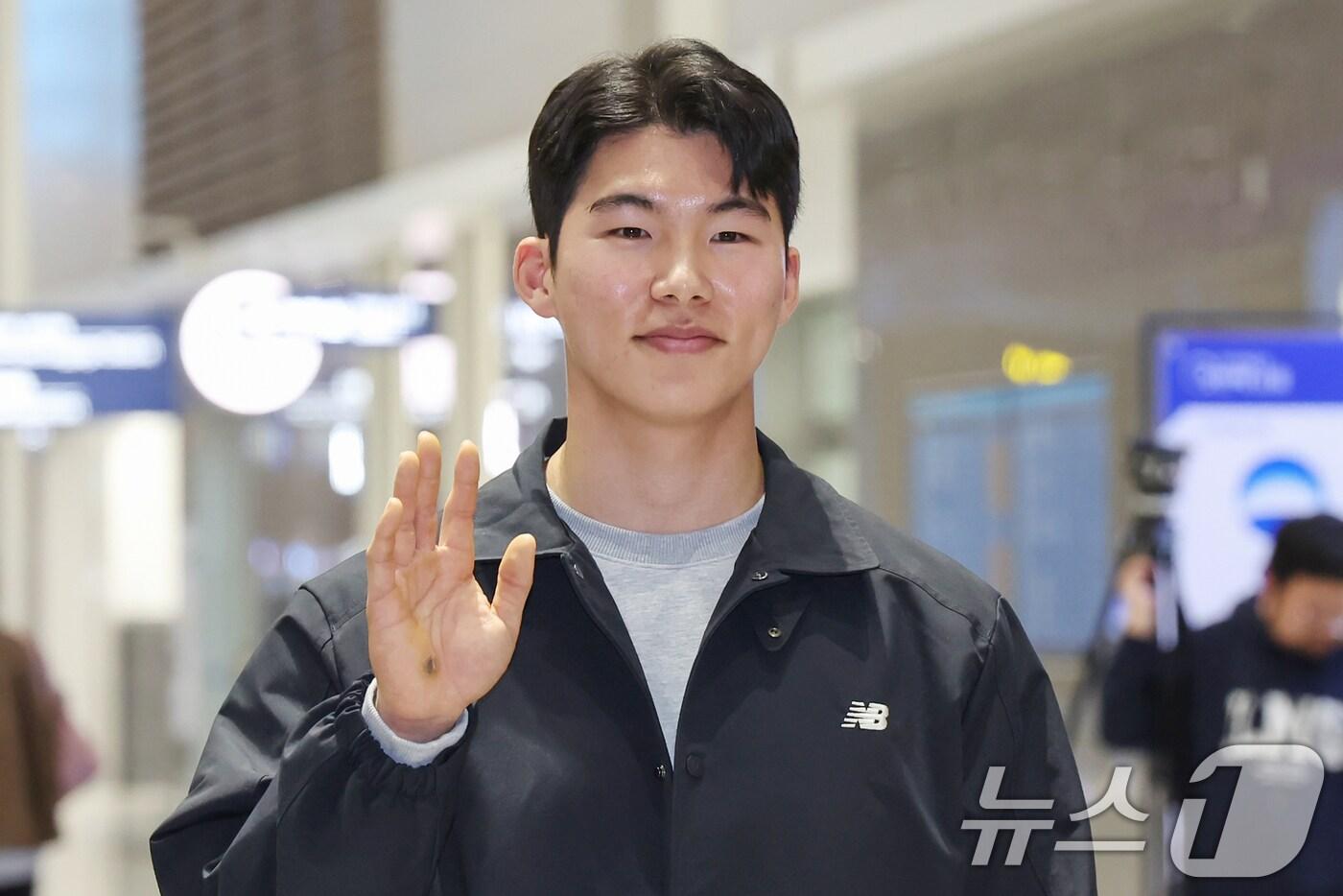 미국 메이저리그(MLB) LA 다저스와 계약을 맺은 내야수 김혜성이 14일 오후 인천국제공항을 통해 출국하며 손을 흔들어 인사하고 있다. 2025.1.14/뉴스1 ⓒ News1 민경석 기자