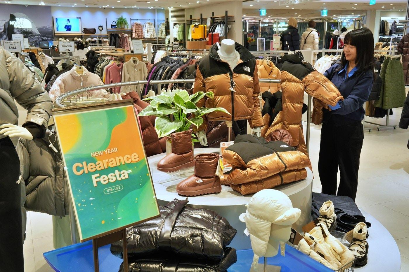 롯데아울렛은 16일부터 22일까지 주요 인기 브랜드의 헤비 아우터를 합리적인 가격으로 선보이는 '신년 맞이 클리어런스'를 진행한다.(롯데아울렛제공)