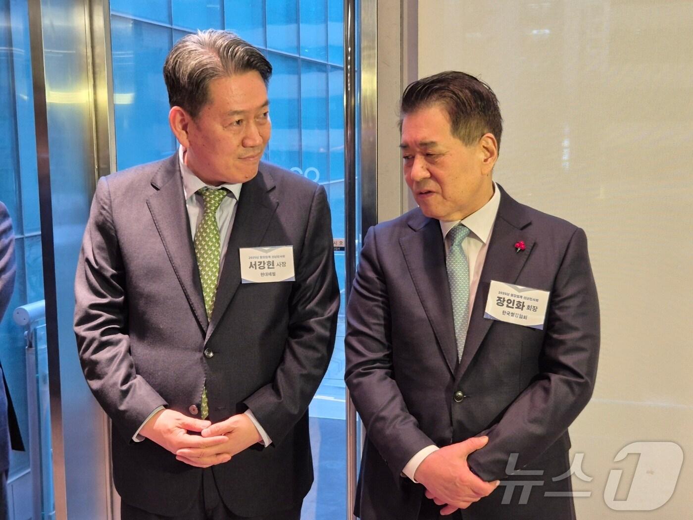 본문 이미지 - 장인화 포스코홀딩스 회장(오른쪽)과 서강현 현대제철 대표이사 사장이 14일 서울 강남구 포스코센터에 열린 '2025년 철강업계 신년인사회'에서 대화를 나누고 있다. 2025.1.14/뉴스1 최동현 기자