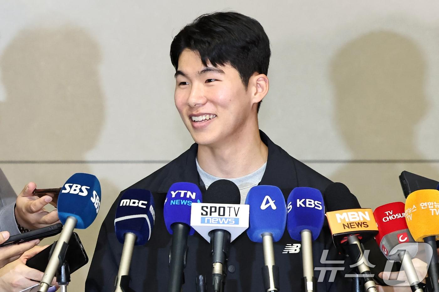 미국 메이저리그(MLB) LA 다저스와 계약을 맺은 내야수 김혜성이 14일 오후 인천국제공항을 통해 출국하며 취재진을 만나 각오를 밝히고 있다. 2025.1.14/뉴스1 ⓒ News1 민경석 기자