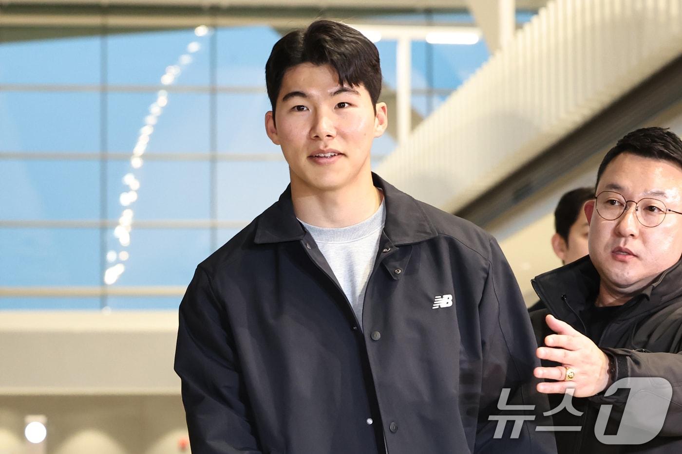 미국 메이저리그(MLB) LA 다저스와 계약을 맺은 내야수 김혜성이 14일 오후 인천국제공항을 통해 출국하고 있다. 김혜성은 포스팅 마감 시한을 불과 4시간 앞둔 지난 4일 다저스와 3년 보장 1250만달러, 3+2년 최대 2200만달러(약 324억 원)에 사인했다. 2025.1.14/뉴스1 ⓒ News1 민경석 기자