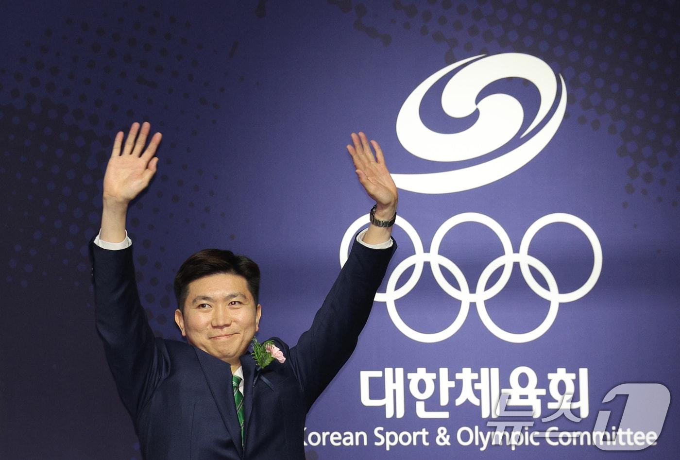 14일 오후 서울 송파구 올림픽공원 올림픽홀에서 열린 제42대 대한체육회장선거에서 당선된 유승민 후보가 두 손을 번쩍 들어 보이며 기뻐하고 있다. 2025.1.14/뉴스1 ⓒ News1 장수영 기자