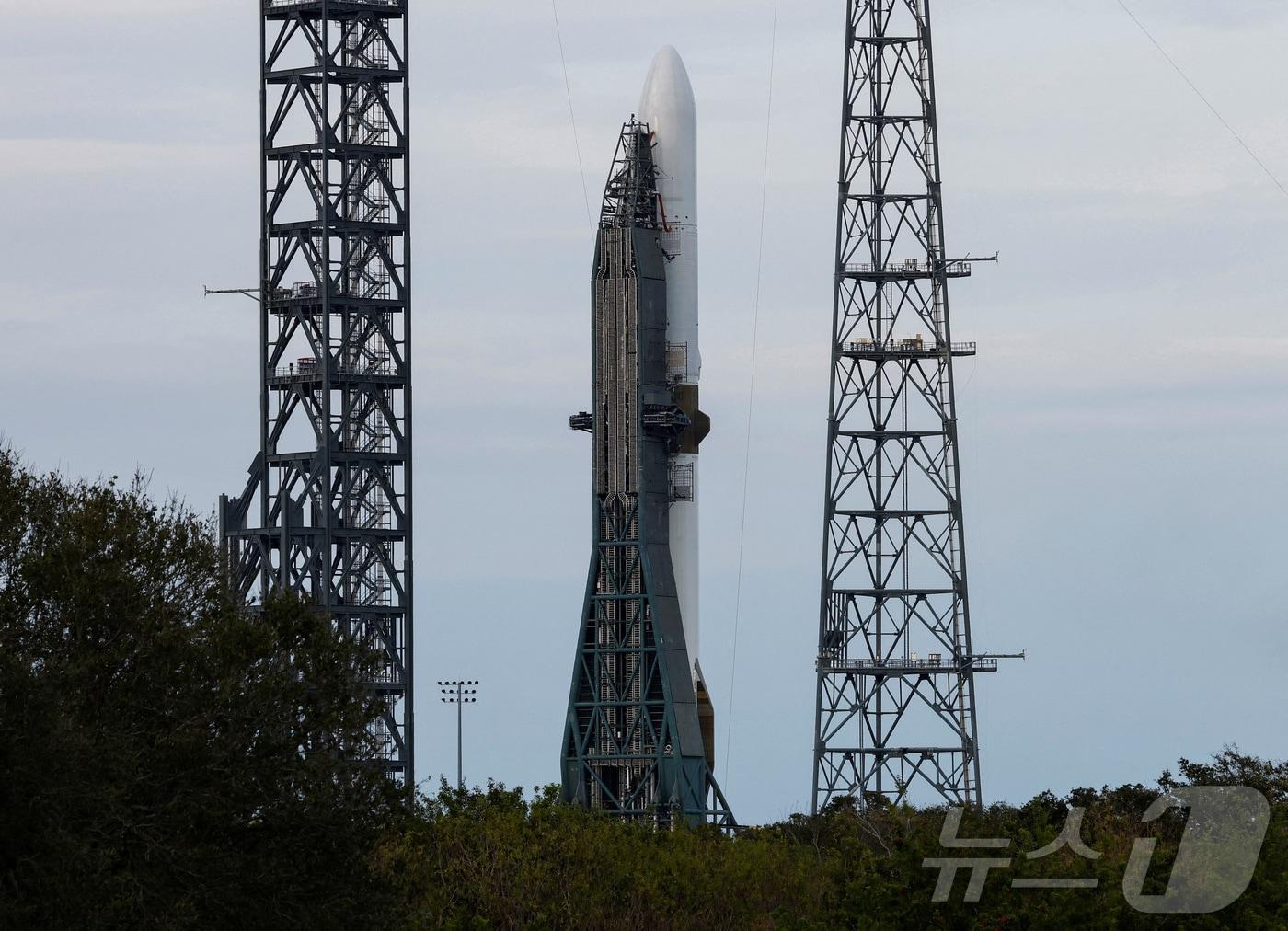 본문 이미지 - 13일&#40;현지시간&#41; 아마존 창업자 제프 베이조스가 설립한 우주 기업 &#39;블루 오리진&#39;의 대형 재사용 발사체 &#39;뉴글렌&#39;&#40;New Glenn&#41;이 미국 플로리다주&#40;州&#41; 케이프 커내버럴 우주군 기지에서 첫 시험 발사를 준비하고 있다. 2025.1.13. ⓒ 로이터=뉴스1 ⓒ News1 조소영 기자