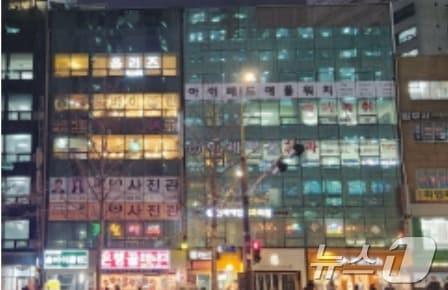 본문 이미지 - 창문 광고가 가득한 서울 시내 한 건물. (서울시 제공)ⓒ 뉴스1