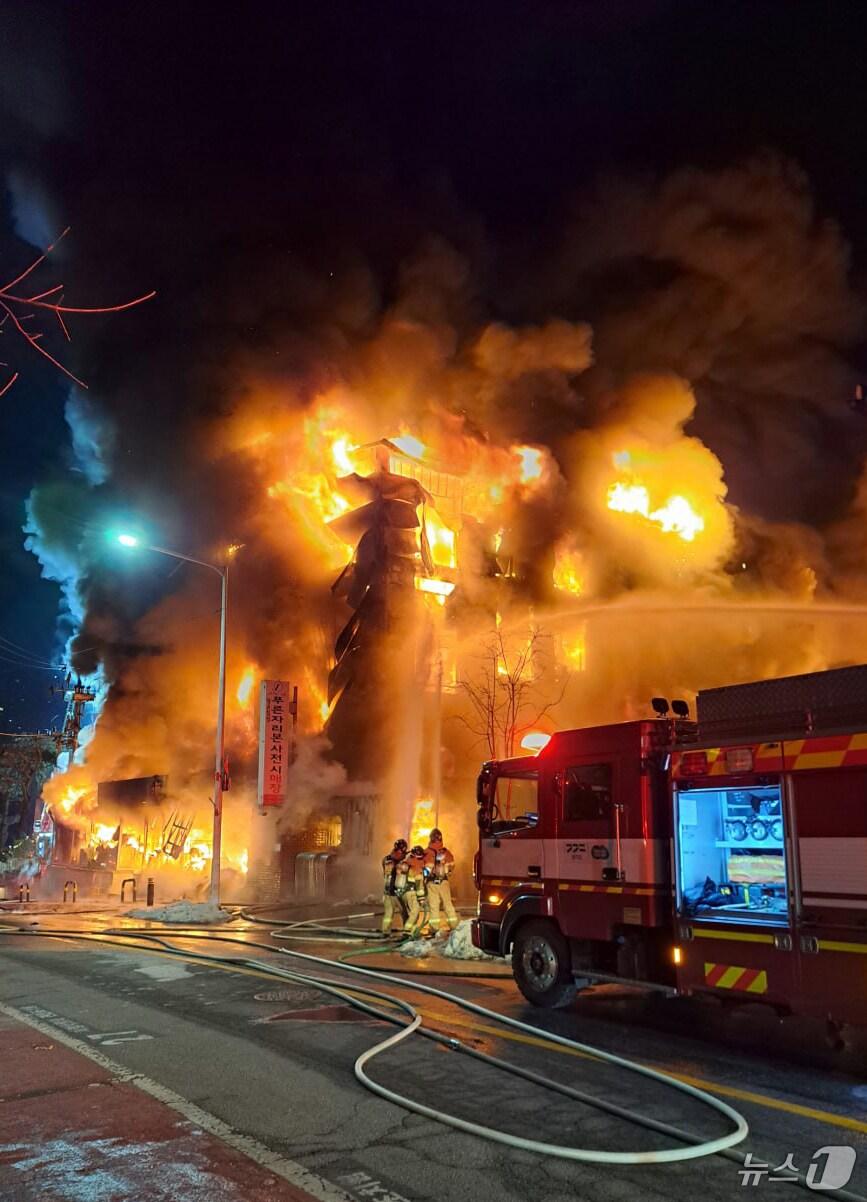 본문 이미지 - 14일 오후 경기 의정부시 용현동 용현산업단지 내 침구제조 공장에서 화재가 발생해 소방 당국이 진화 작업을 벌이고 있다. (경기도북부소방재난본부 제공) 2025.1.14/뉴스1 ⓒ News1 김진환 기자