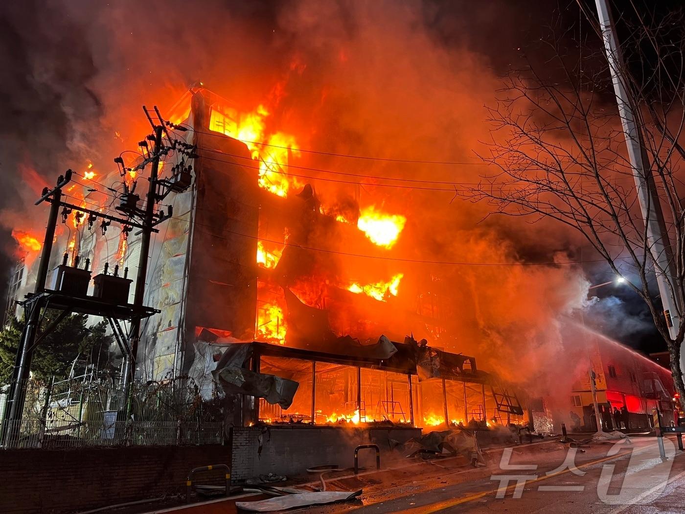본문 이미지 -  경기 의정부시 용현동 공장 화재(의정부소방서 제공)/뉴스1