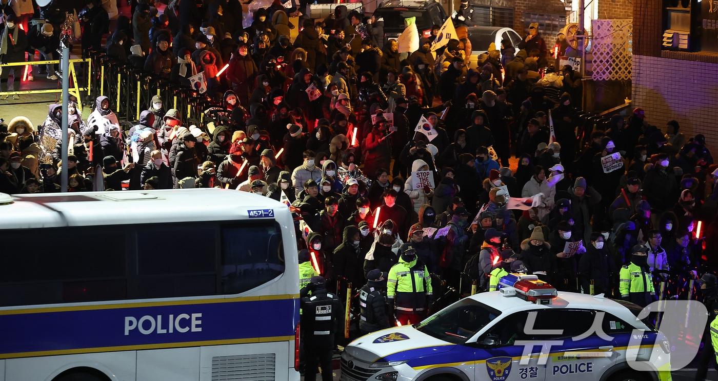 15일 오전 서울 용산구 한남동 대통령 관저 인근에서 보수단체 회원들이 윤석열 대통령 지지·응원 집회를 하고 있다. 2025.1.15/뉴스1 ⓒ News1 김진환 기자