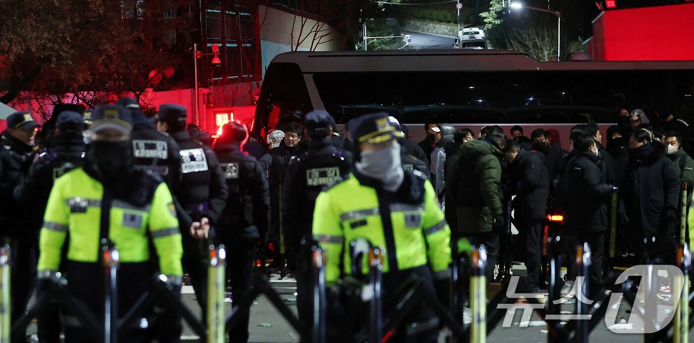 고위공직자범죄수사처(공수처)가 윤석열 대통령 2차 체포영장 집행에 나설 것으로 전망되는 가운데 15일 오전 서울 용산구 한남동 대통령 관저 입구가 버스로 막혀 있다. 2025.1.15/뉴스1 ⓒ News1 김진환 기자