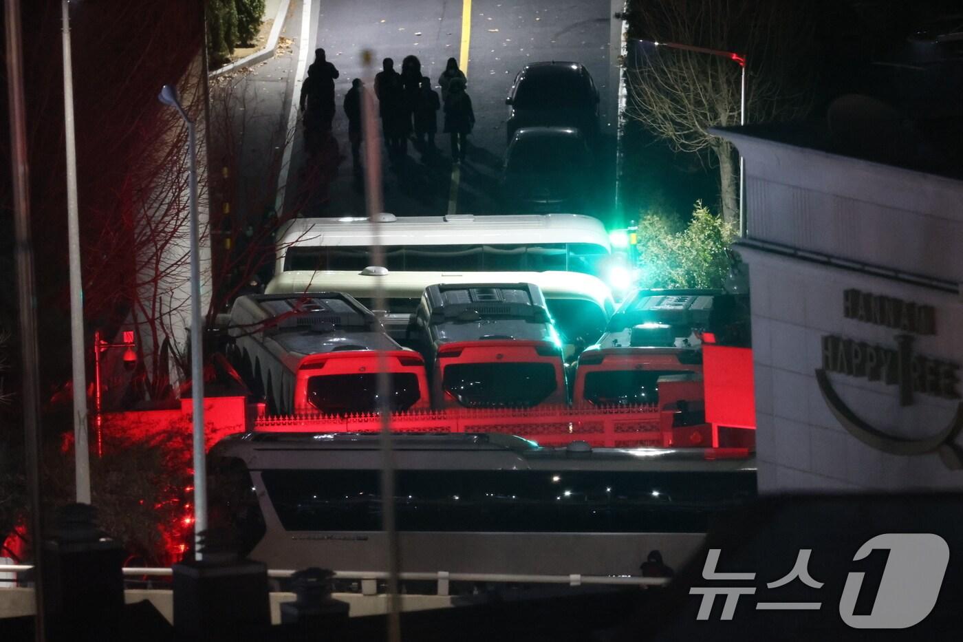 본문 이미지 - 고위공직자범죄수사처와 경찰로 구성된 공조수사본부가 윤석열 대통령에 대한 2차 체포영장 집행에 나선 15일 새벽 서울 용산구 한남동 대통령 관저에서 경호처 관계자들이 정문 방향으로 이동하고 있다. 2025.1.15/뉴스1 ⓒ News1 오대일 기자