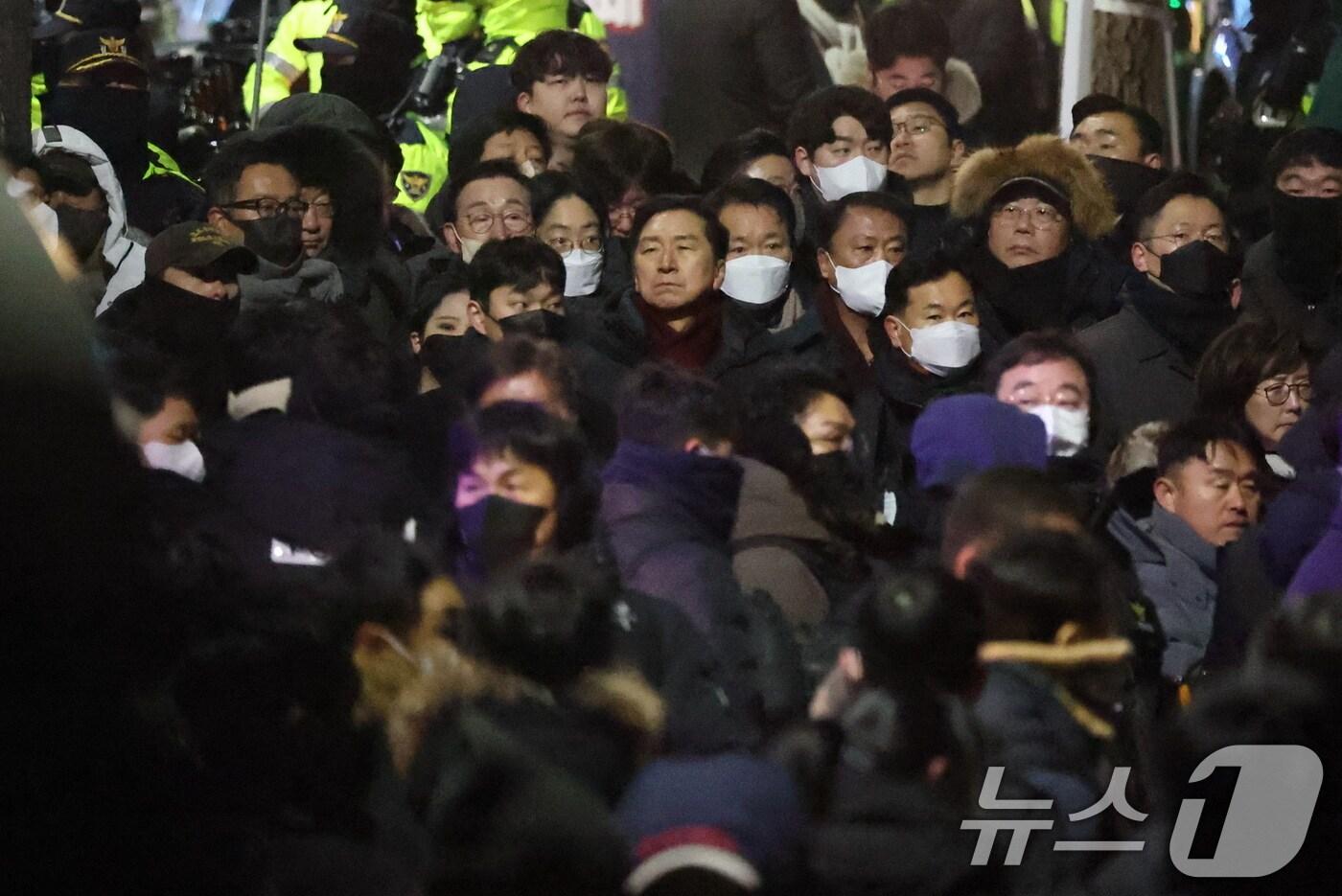 본문 이미지 - 고위공직자범죄수사처(공수처)가 윤석열 대통령 2차 체포영장 집행에 나선 15일 오전 서울 용산구 한남동 대통령 관저 앞에 김기현 의원을 비롯한 국민의힘 의원들이 집결해 있다. 2025.1.15/뉴스1 ⓒ News1 송원영 기자