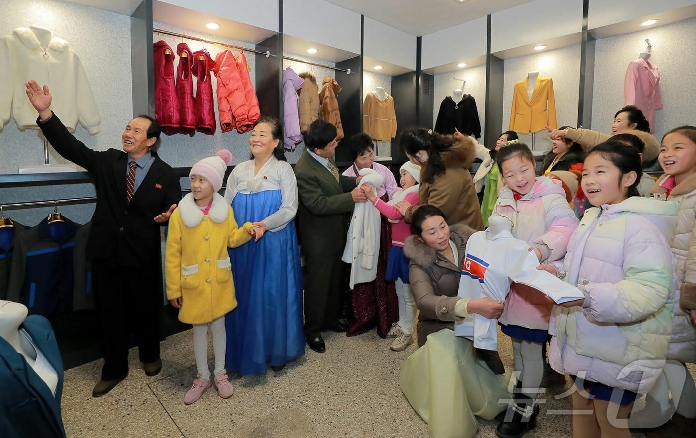 &#40;평양 노동신문=뉴스1&#41; = 북한 노동당 기관지 노동신문은 15일 &#34;은천군 지방공업공장들의 준공식이 14일에 진행됐다＂라면서 ＂구월산 기슭에 펼쳐진 인민의 경사, 넘치는 기쁨＂이라고 선전했다. [국내에서만 사용가능. 재배포 금지. DB 금지. For Use Only in the Republic of Korea. Redistribution Prohibited] rodongphoto@news1.kr