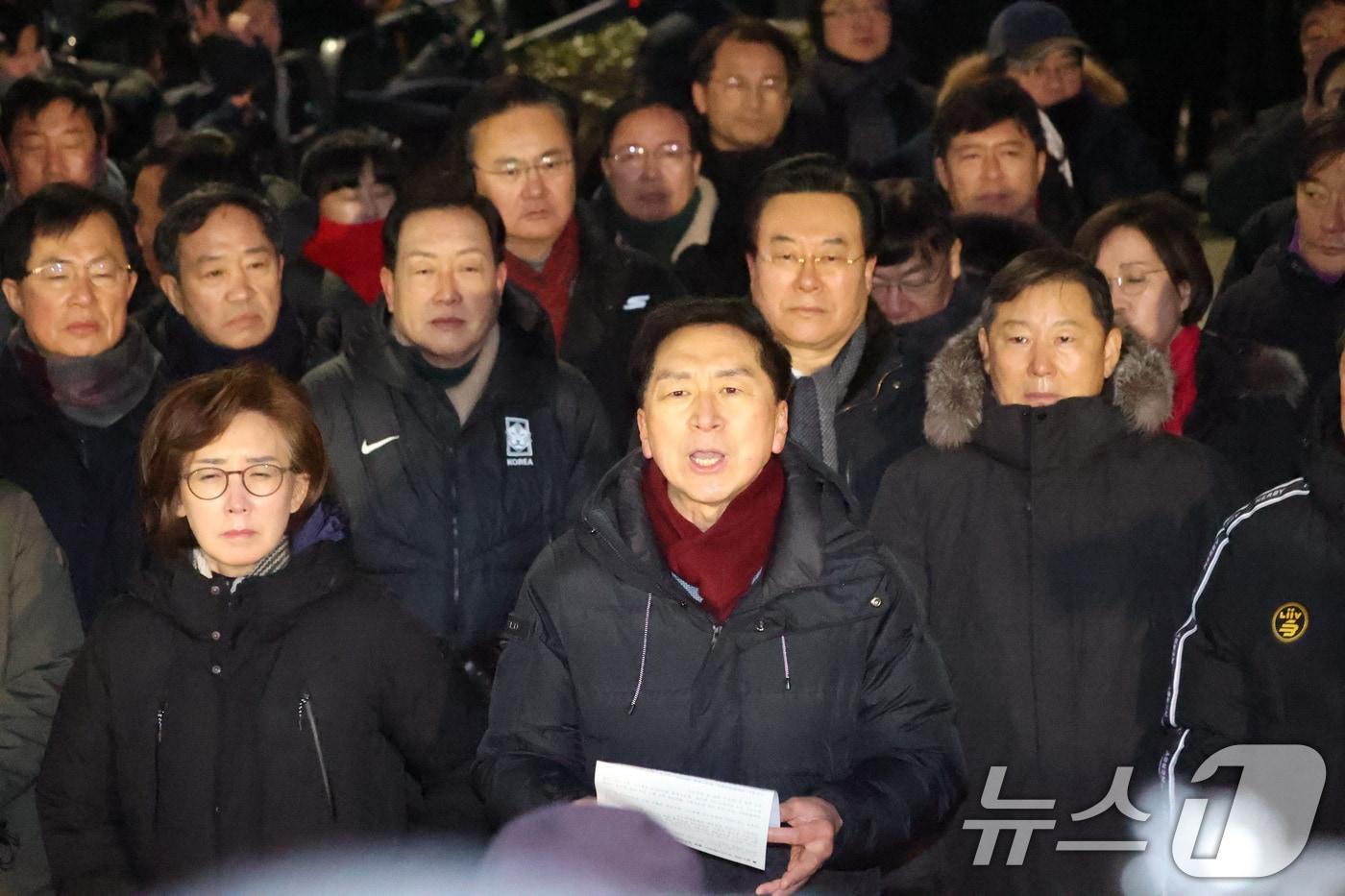 고위공직자범죄수사처&#40;공수처&#41;가 윤석열 대통령 2차 체포영장 집행에 나선 15일 오전 서울 용산구 한남동 대통령 관저 앞에 김기현 의원&#40;가운데&#41;을 비롯한 국민의힘 의원들이 입장을 밝히고 있다. 2025.1.15/뉴스1 ⓒ News1 송원영 기자