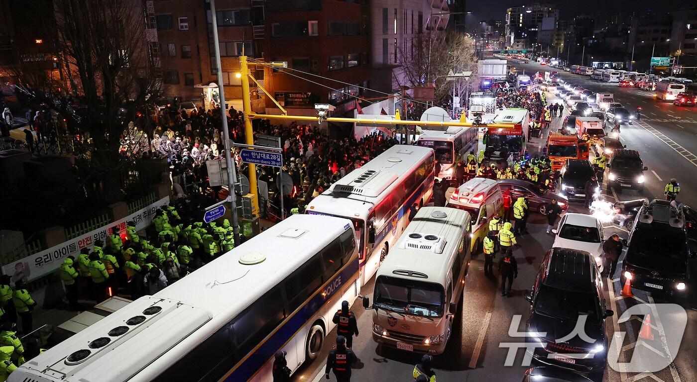 고위공직자범죄수사처(공수처)가 윤석열 대통령 2차 체포영장 집행에 나선 15일 오전 서울 용산구 대통령 관저 인근에 경찰 기동 버스가 차도를 막고 있다. 2025.1.15/뉴스1 ⓒ News1 김진환 기자