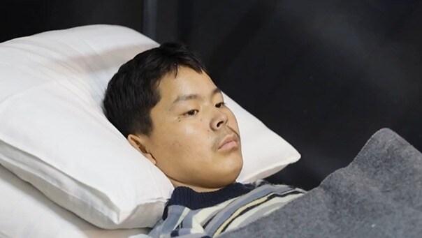 본문 이미지 - 우크라이나군이 생포해 심문을 받고 있는 파병 북한군 병사. (사진은 볼로디미르 젤렌스키 우크라이나 대통령 엑스(X·옛 트위터) 영상 갈무리)