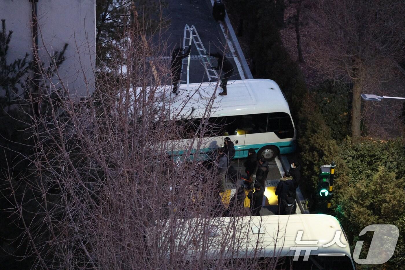 본문 이미지 - 고위공직자범죄수사처(공수처)가 윤석열 대통령 2차 체포영장 집행에 나선 15일 오전 서울 용산구 한남동 대통령 관저로 관계자들이 진입하고 있다. 2025.1.15/뉴스1 ⓒ News1 신웅수 기자