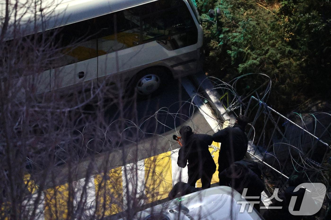 고위공직자범죄수사처(공수처)가 윤석열 대통령 2차 체포영장 집행에 나선 15일 오전 서울 용산구 한남동 대통령 관저로 관계자들이 진입하고 있다. 2025.1.15/뉴스1 ⓒ News1 신웅수 기자