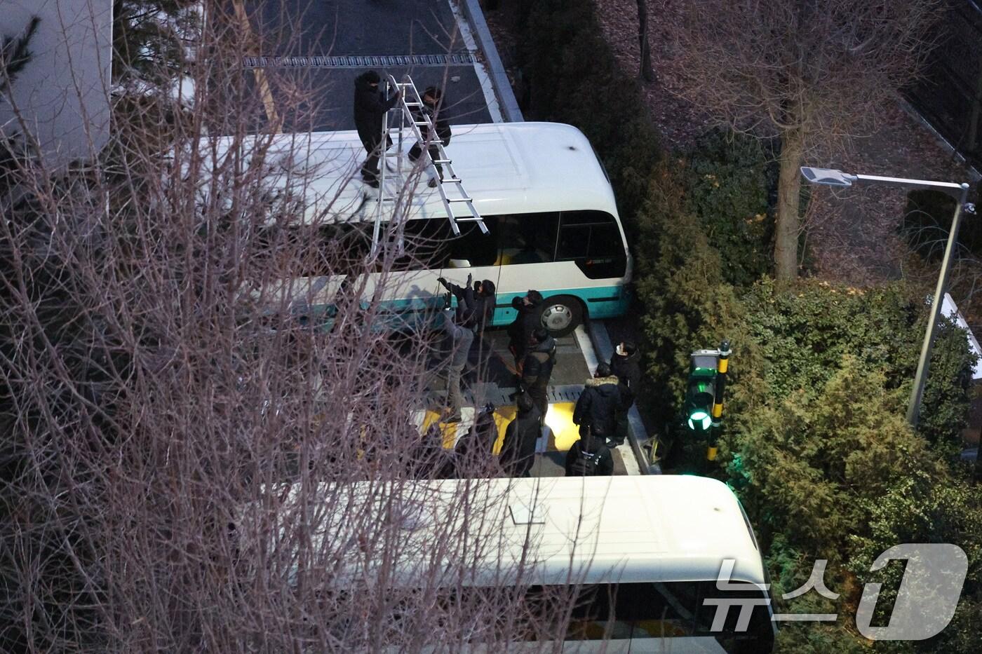 고위공직자범죄수사처&#40;공수처&#41;가 윤석열 대통령 2차 체포영장 집행에 나선 15일 오전 서울 용산구 한남동 대통령 관저로 관계자들이 진입하고 있다. 2025.1.15/뉴스1 ⓒ News1 신웅수 기자