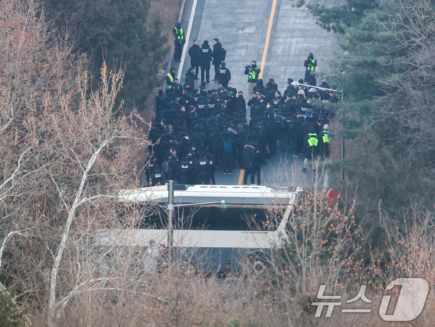 본문 이미지 - 고위공직자범죄수사처(공수처)가 윤석열 대통령 2차 체포영장 집행에 나선 15일 오전 서울 용산구 한남동 대통령 관저로 공수처 관계자 및 경찰이 진입하고 있다. 2025.1.15/뉴스1 ⓒ News1 오대일 기자