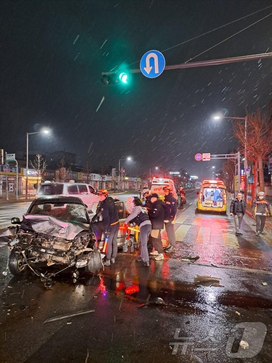 본문 이미지 -  14일 오후 10시 32분께 전북 군산시 조촌동 한 도로에서 승용차와 경차가 충돌했다.(전북소방 제공) 2025.1.15/뉴스1