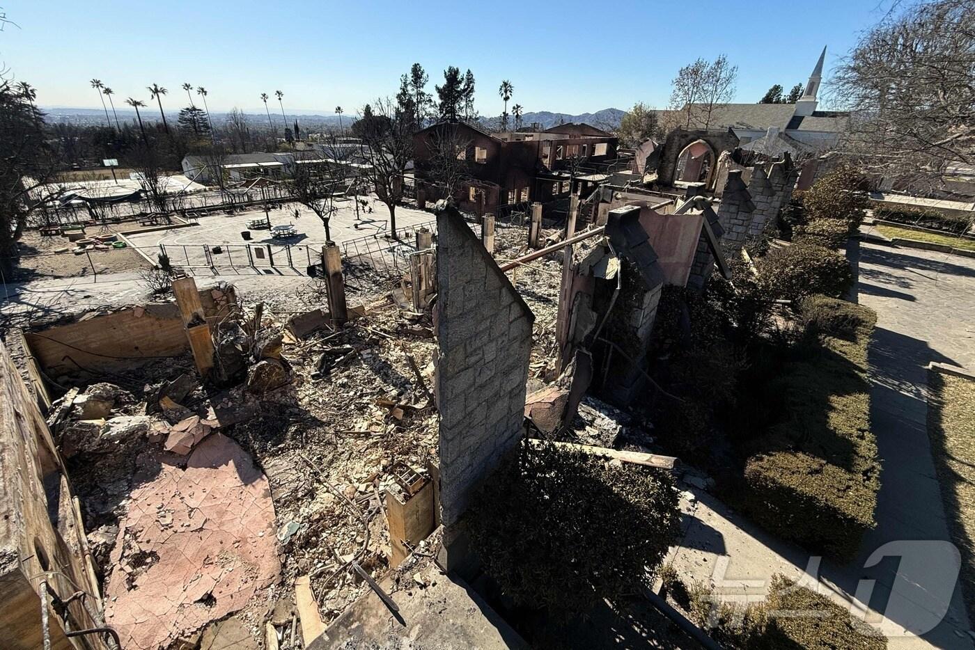 14일 &#40;현지시간&#41; 산불이 휩쓸고 간 캘리포니아주 앨터디너에서 폐허로 변한 교회가 보인다. 2025.01.15 ⓒ AFP=뉴스1 ⓒ News1 우동명 기자