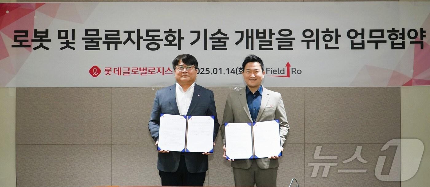본문 이미지 - 롯데글로벌로지스는 지난 14일 서울 중구 롯데글로벌로지스 본사에서 로봇 물류자동화 전문 기업 필드로와 '로봇 및 물류자동화 비즈니스'에 협력하는 전략적 파트너십 구축을 위한 업무협약을 체결했다. (왼쪽)김공수 롯데글로벌로지스 LIST본부장과 송영은 필드로 대표(롯데글로벌로지스 제공)