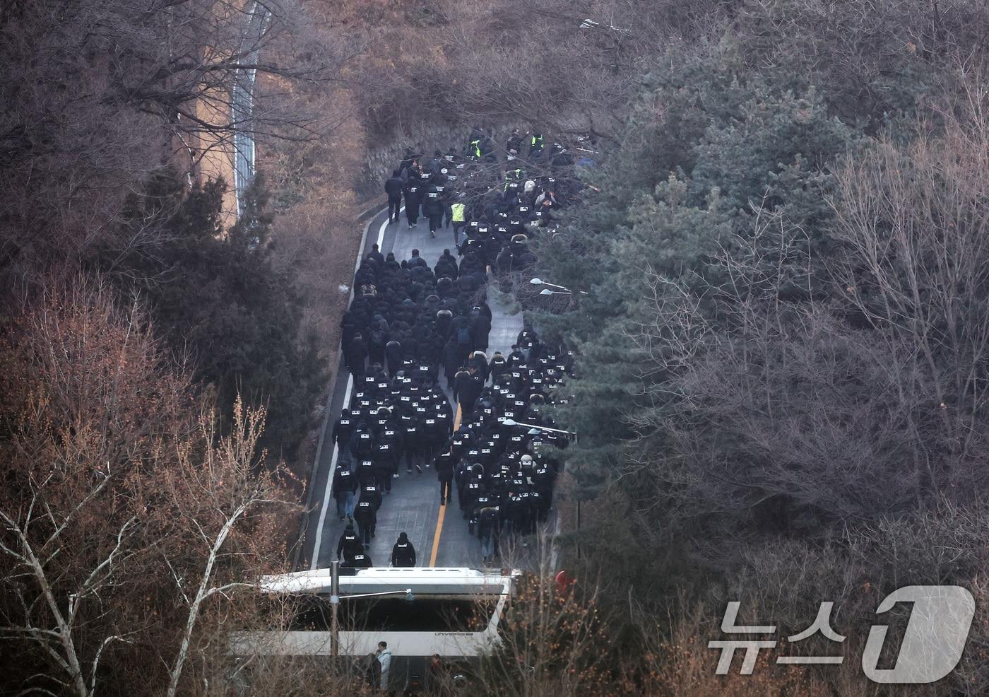 고위공직자범죄수사처와 경찰로 구성된 공조수사본부가 윤석열 대통령에 대한 2차 체포영장 집행에 돌입한 15일 오전 공수처 수사관들과 경찰 인력이 서울 용산구 한남동 대통령 관저 정문을 통과하고 있다. 2025.1.15/뉴스1 ⓒ News1 오대일 기자