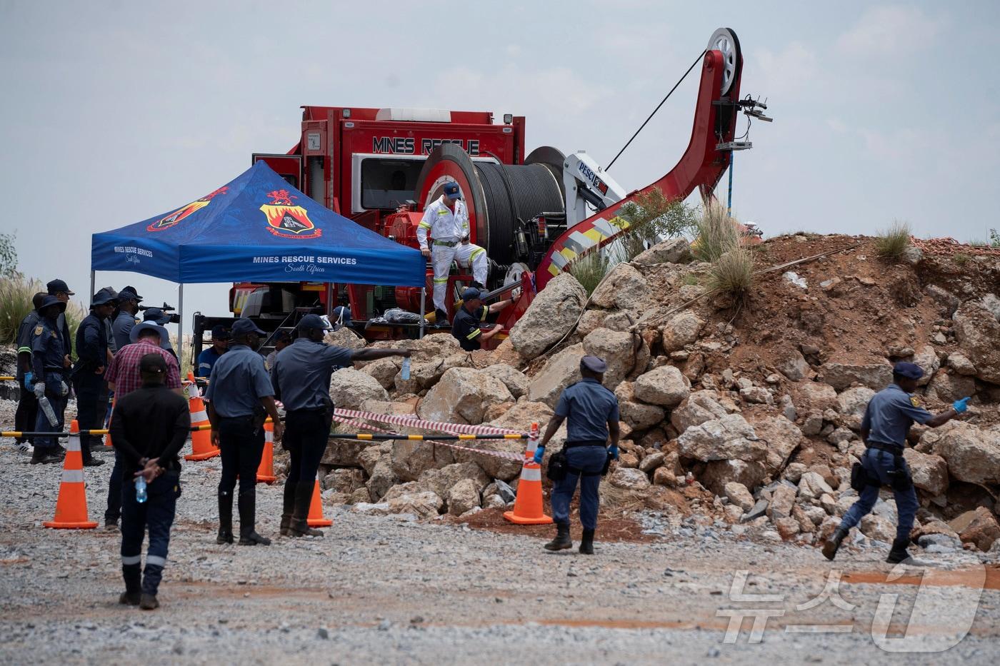 14일(현지시간) 남아프리카공화국 북서부의 광산마을 스틸폰테인 인근의 한 폐금광에서 불법으로 금을 캐려던 채굴꾼 수백 명이 빠져나오지 못하면서 이중 최소 100여 명이 숨지는 일이 발생했다. 사진은 폐광에서 구조 작업에 나선 경찰의 모습. 2025.01.14/ ⓒ 로이터=뉴스1 ⓒ News1 박재하 기자